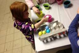 2017-04-08, Kolorowanie wielkanocnych jaj / Easter eggs coloring